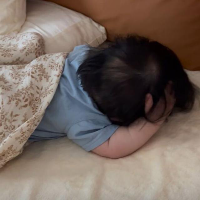 Trẻ nhỏ thích "nằm sấp" và "nằm ngửa", khi lớn lên sẽ có 3 sự khác biệt rõ rệt- Ảnh 1.