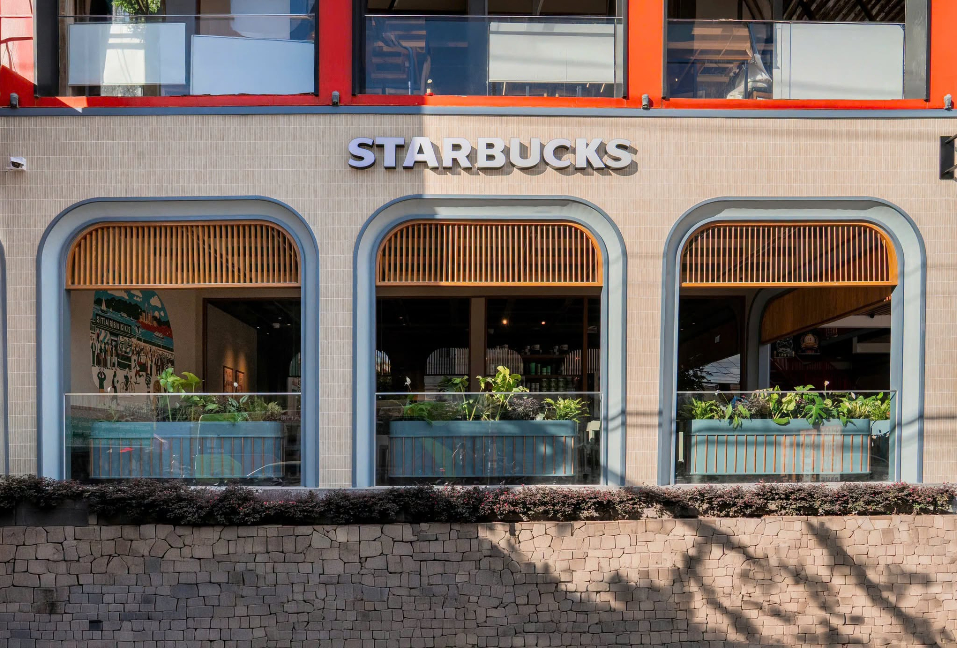 Starbucks Việt Nam gây tranh cãi vì lạm dụng AI, khách hàng chê đồng phục và thiết kế "mất chất"- Ảnh 1.