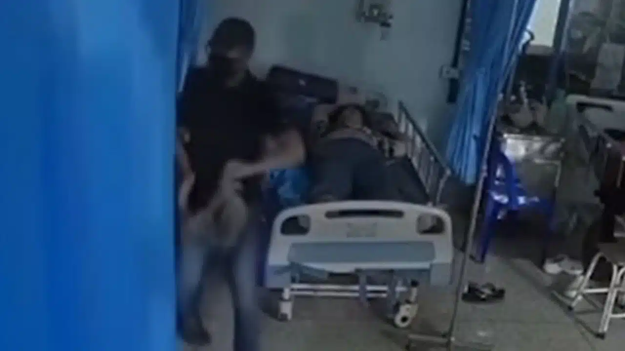 Ngủ trong bệnh viện bị lấy hết tiền và vàng, xem camera an ninh người phụ nữ khóc không thành tiếng - Ảnh 2.