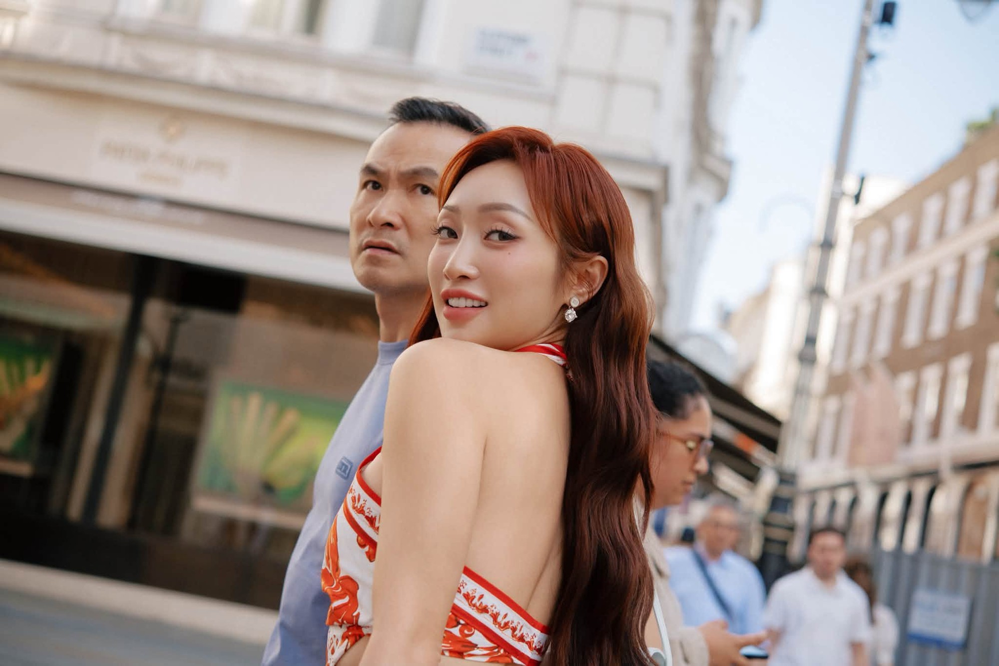 Lý do Chi Bảo không cười, mặt như cáu khi xuất hiện bên vợ 3 kém nhiều tuổi - Ảnh 1.