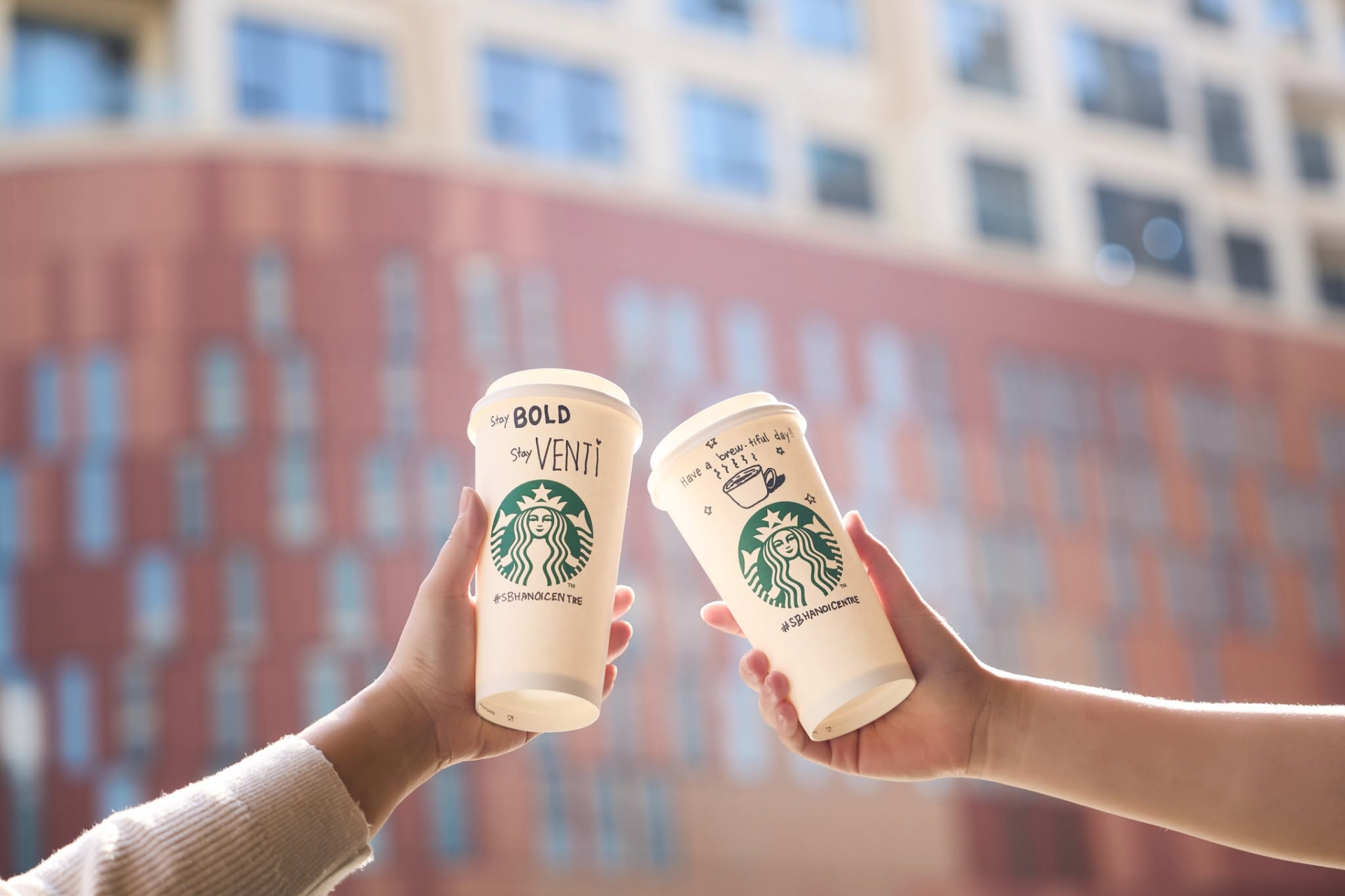 Starbucks Việt Nam gây tranh cãi vì lạm dụng AI, khách hàng chê đồng phục và thiết kế "mất chất"- Ảnh 6.