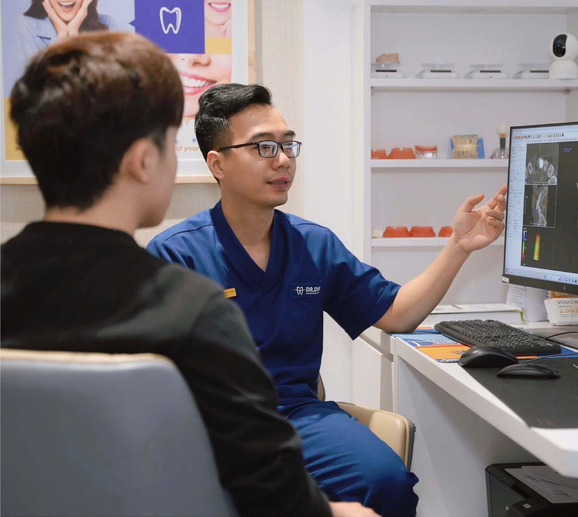 Vì sao nhiều người bọc răng sứ xong bị hôi miệng? - Ảnh 2.