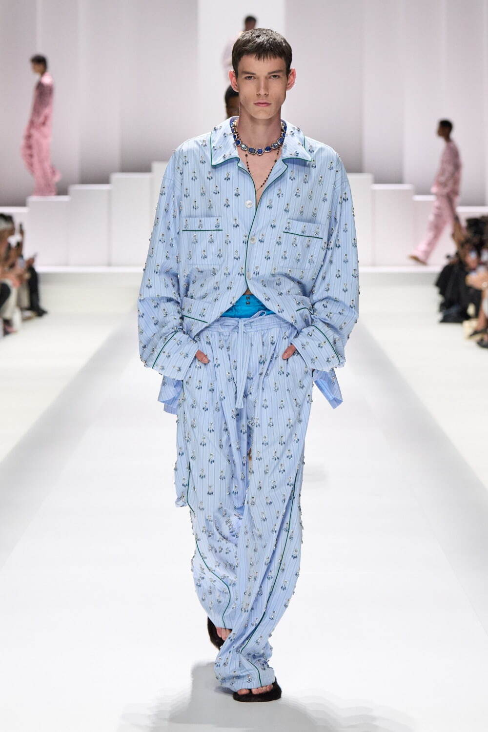 Haaland khi cởi áo Na Uy: Mặc ba lỗ trắng với pijama kẻ sọc, tưởng bác trai Việt Nam nào không đó- Ảnh 5.