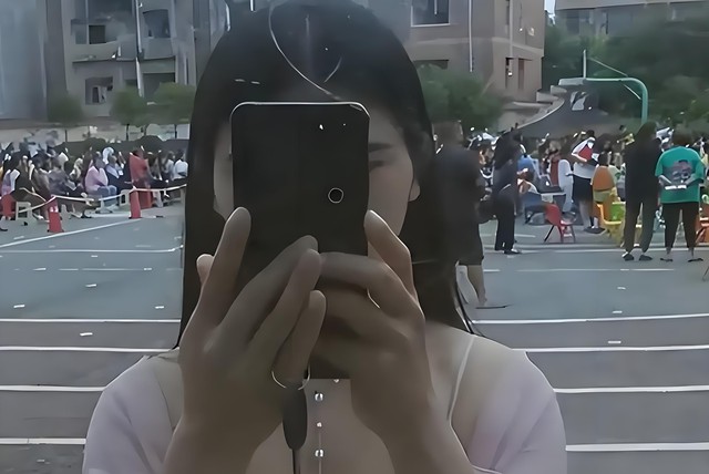 Chỉ vì 8 video "lên đồ" đi họp phụ huynh, một bà mẹ trẻ bị bàn tán khắp mạng xã hội- Ảnh 5.