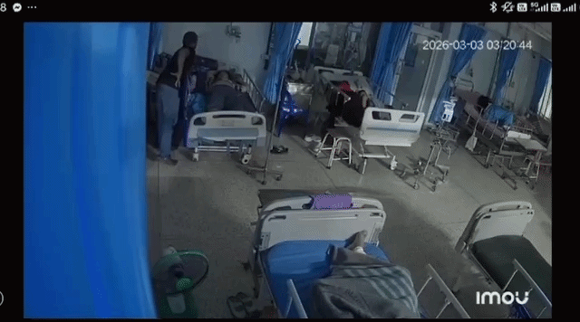 Ngủ trong bệnh viện bị lấy hết tiền và vàng, xem camera an ninh người phụ nữ khóc không thành tiếng - Ảnh 1.