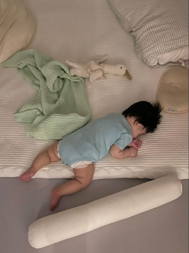 Trẻ nhỏ thích "nằm sấp" và "nằm ngửa", khi lớn lên sẽ có 3 sự khác biệt rõ rệt- Ảnh 3.