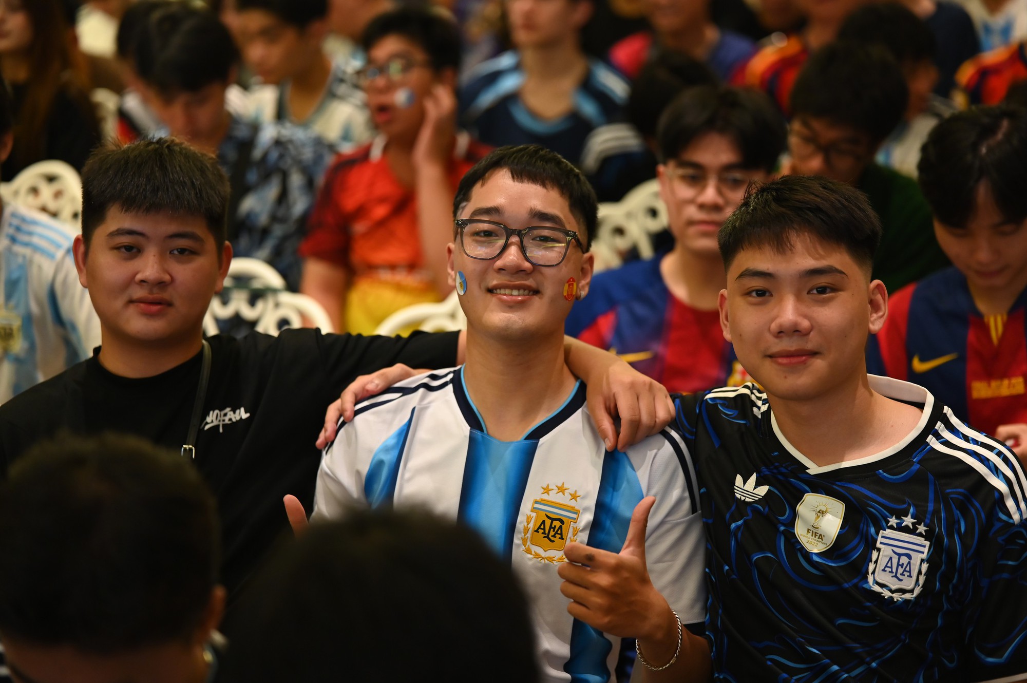 Nhìn lại một đêm buồn của các CĐV khi Argentina không có nổi một cú sút trong 90 phút - Ảnh 16. Nhìn lại một đêm buồn của các CĐV khi Argentina không có nổi một cú sút trong 90 phút - Ảnh 16.