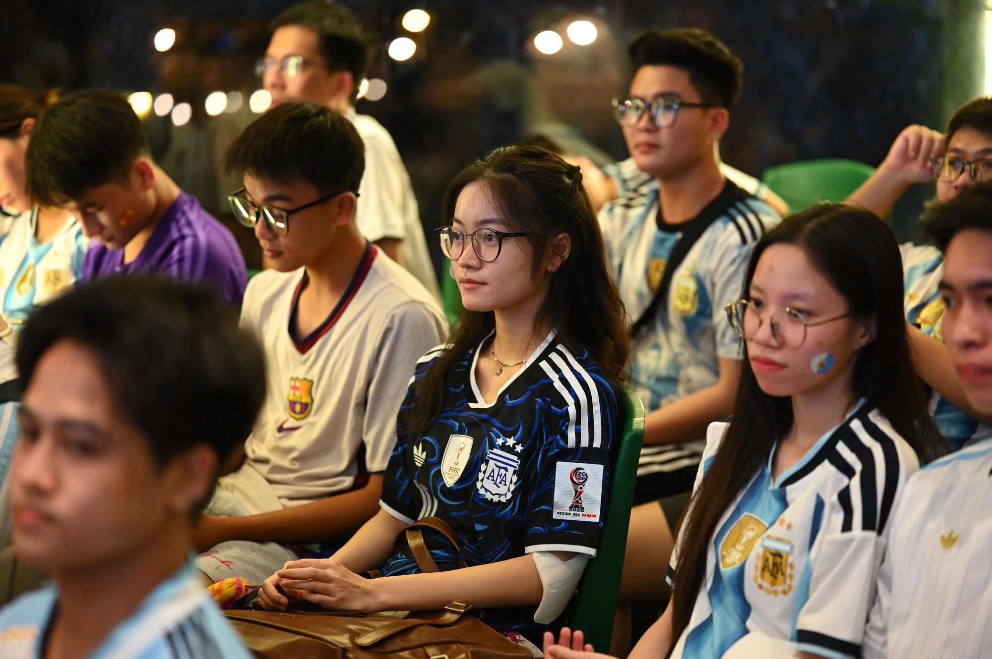 Nhìn lại một đêm buồn của các CĐV khi Argentina không có nổi một cú sút trong 90 phút - Ảnh 15. Nhìn lại một đêm buồn của các CĐV khi Argentina không có nổi một cú sút trong 90 phút - Ảnh 15.