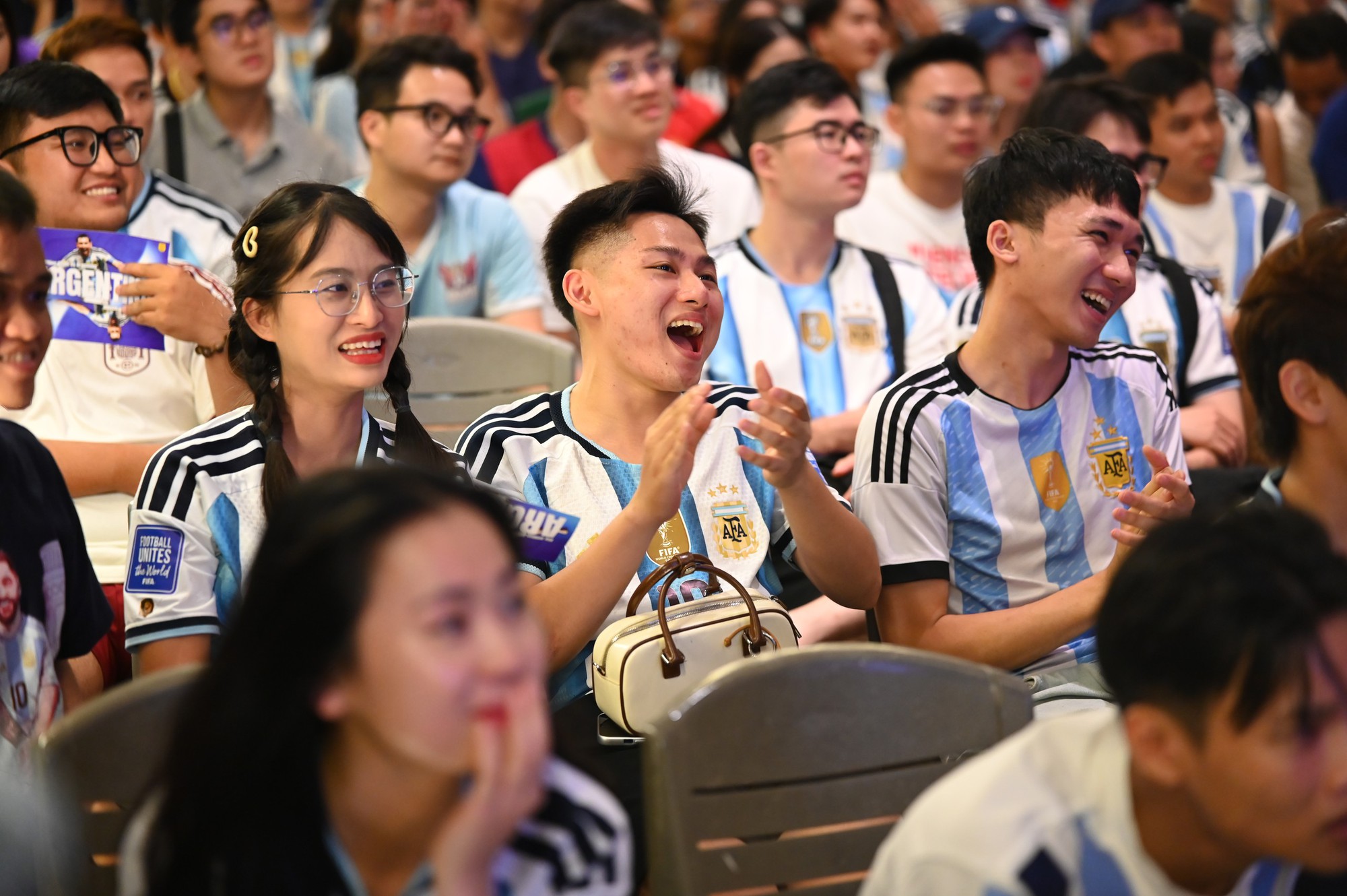 Nhìn lại một đêm buồn của các CĐV khi Argentina không có nổi một cú sút trong 90 phút - Ảnh 32. Nhìn lại một đêm buồn của các CĐV khi Argentina không có nổi một cú sút trong 90 phút - Ảnh 32.