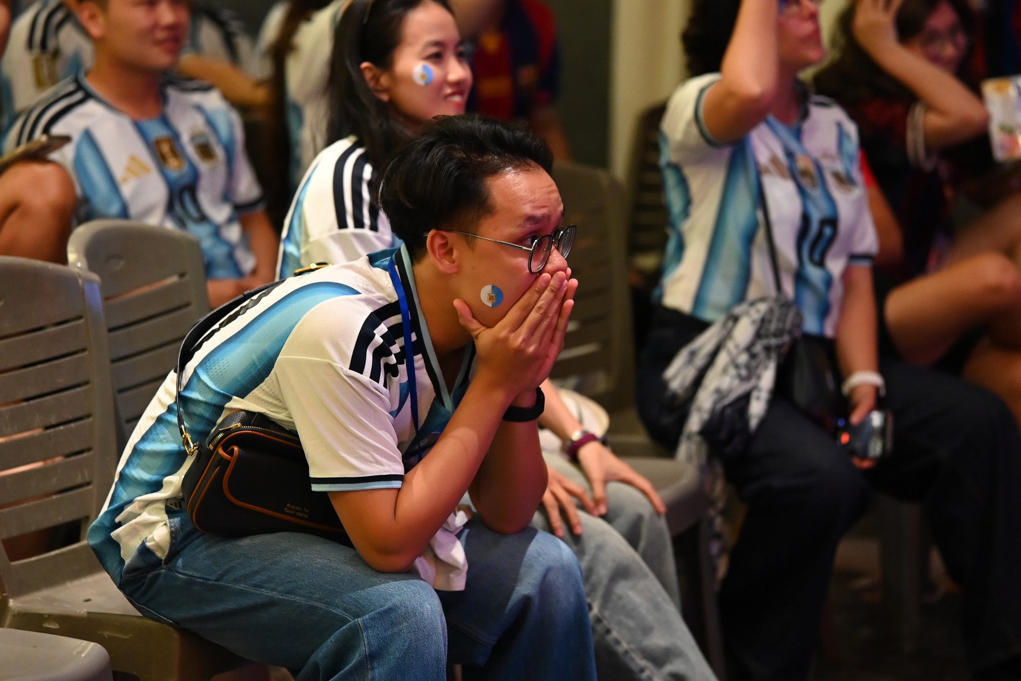 Nhìn lại một đêm buồn của các CĐV khi Argentina không có nổi một cú sút trong 90 phút - Ảnh 47. Nhìn lại một đêm buồn của các CĐV khi Argentina không có nổi một cú sút trong 90 phút - Ảnh 47.