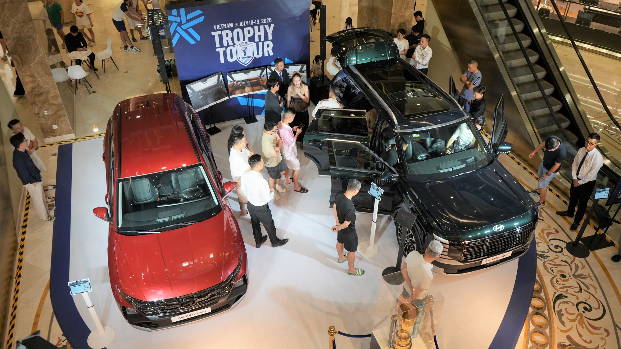 Bộ đôi SUV hybrid mới lần đầu xuất hiện trước công chúng Việt Nam: Đông đảo người dân đến xem, giá dự kiến từ hơn 1 tỷ đồng, lịch ra mắt đã được hé lộ - Ảnh 1.