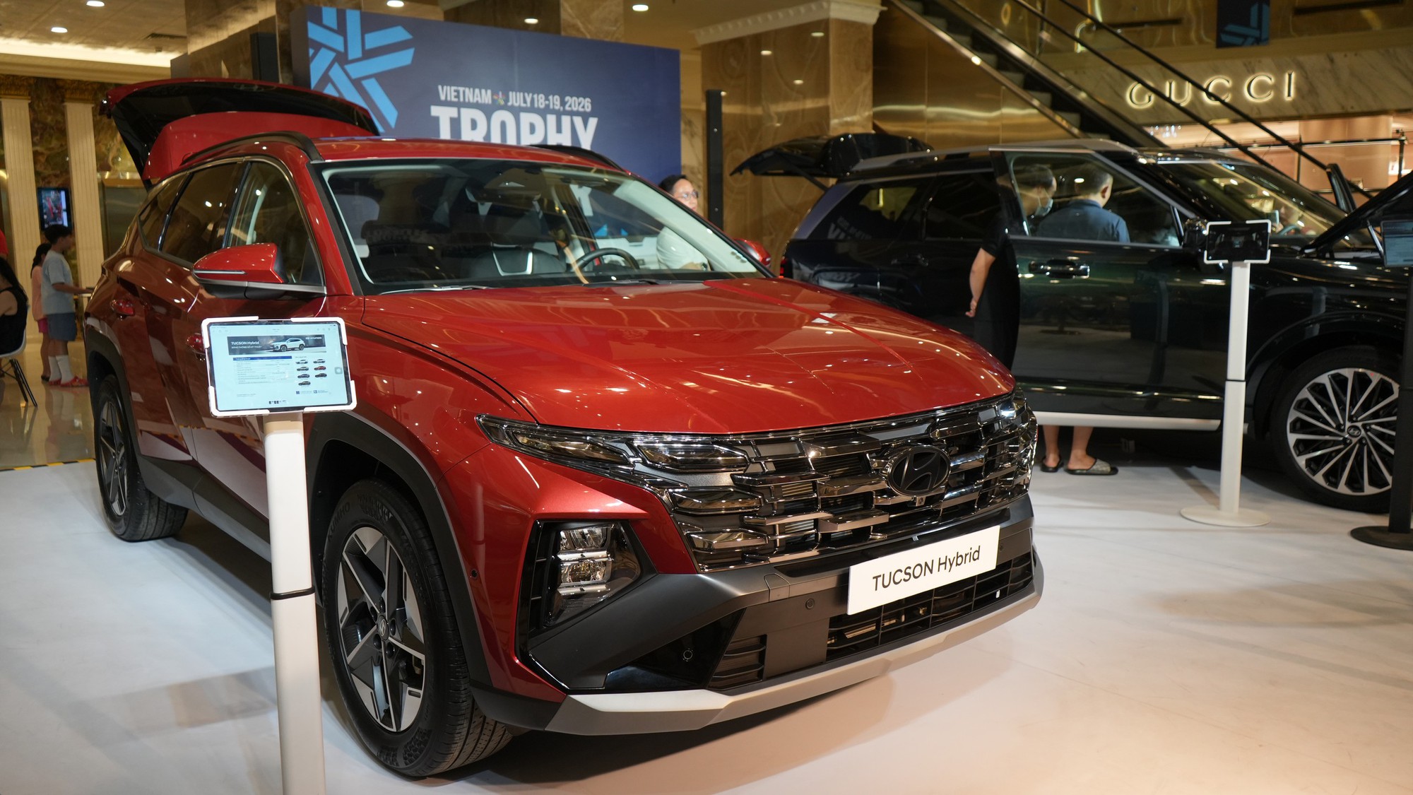 Bộ đôi SUV hybrid mới của Hyundai lần đầu xuất hiện trước công chúng Việt Nam: Đông đảo người dân đến xem, giá dự kiến từ hơn 1 tỷ đồng, lịch ra mắt đã được hé lộ - Ảnh 5.