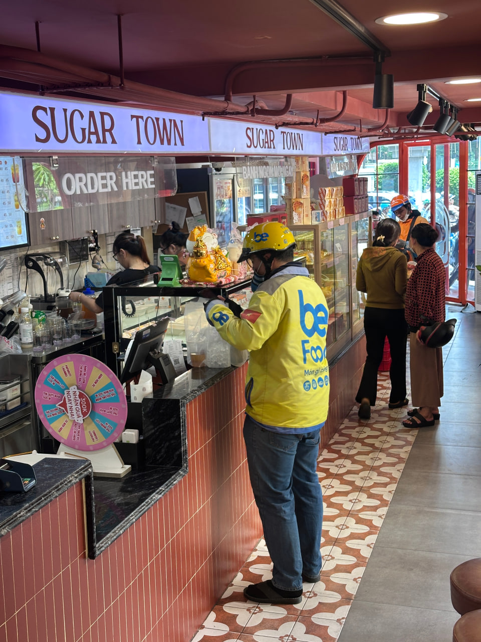 Tiệm bánh Sugar Town của nghệ sĩ Việt Hương hiện tại ra sao?- Ảnh 10.