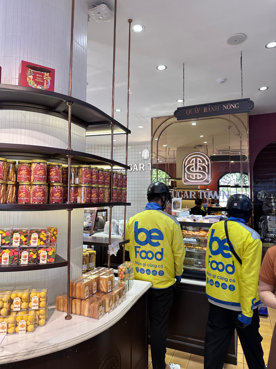 Tiệm bánh Sugar Town của nghệ sĩ Việt Hương hiện tại ra sao?- Ảnh 6.