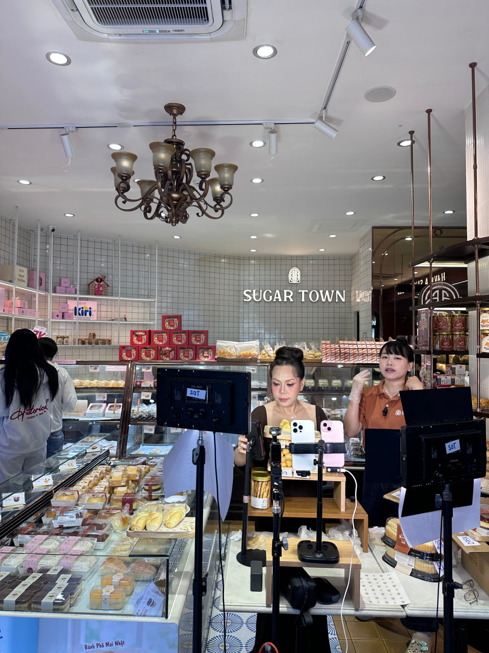 Tiệm bánh Sugar Town của nghệ sĩ Việt Hương hiện tại ra sao?- Ảnh 4.