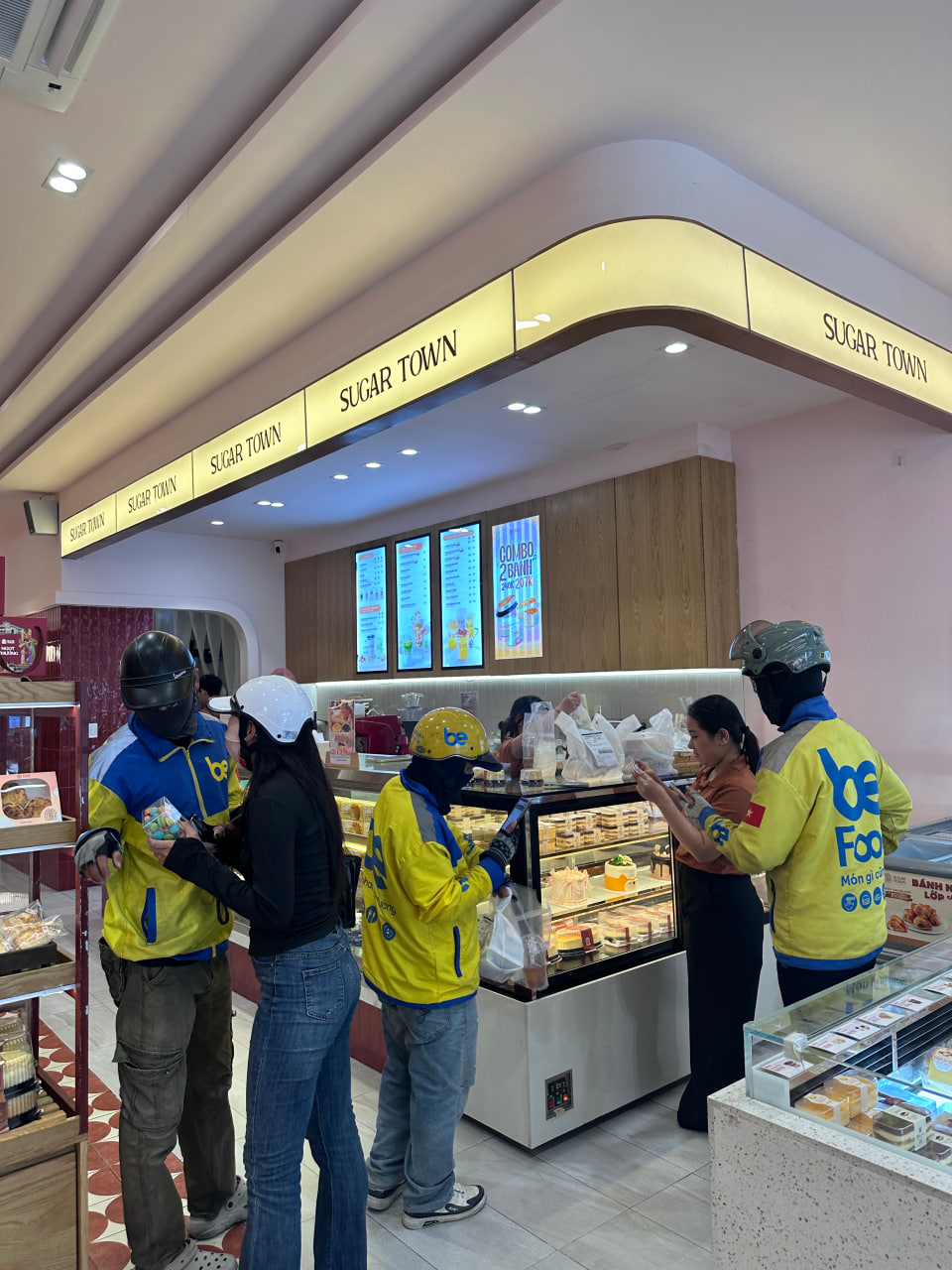 Tiệm bánh Sugar Town của nghệ sĩ Việt Hương hiện tại ra sao?- Ảnh 13.