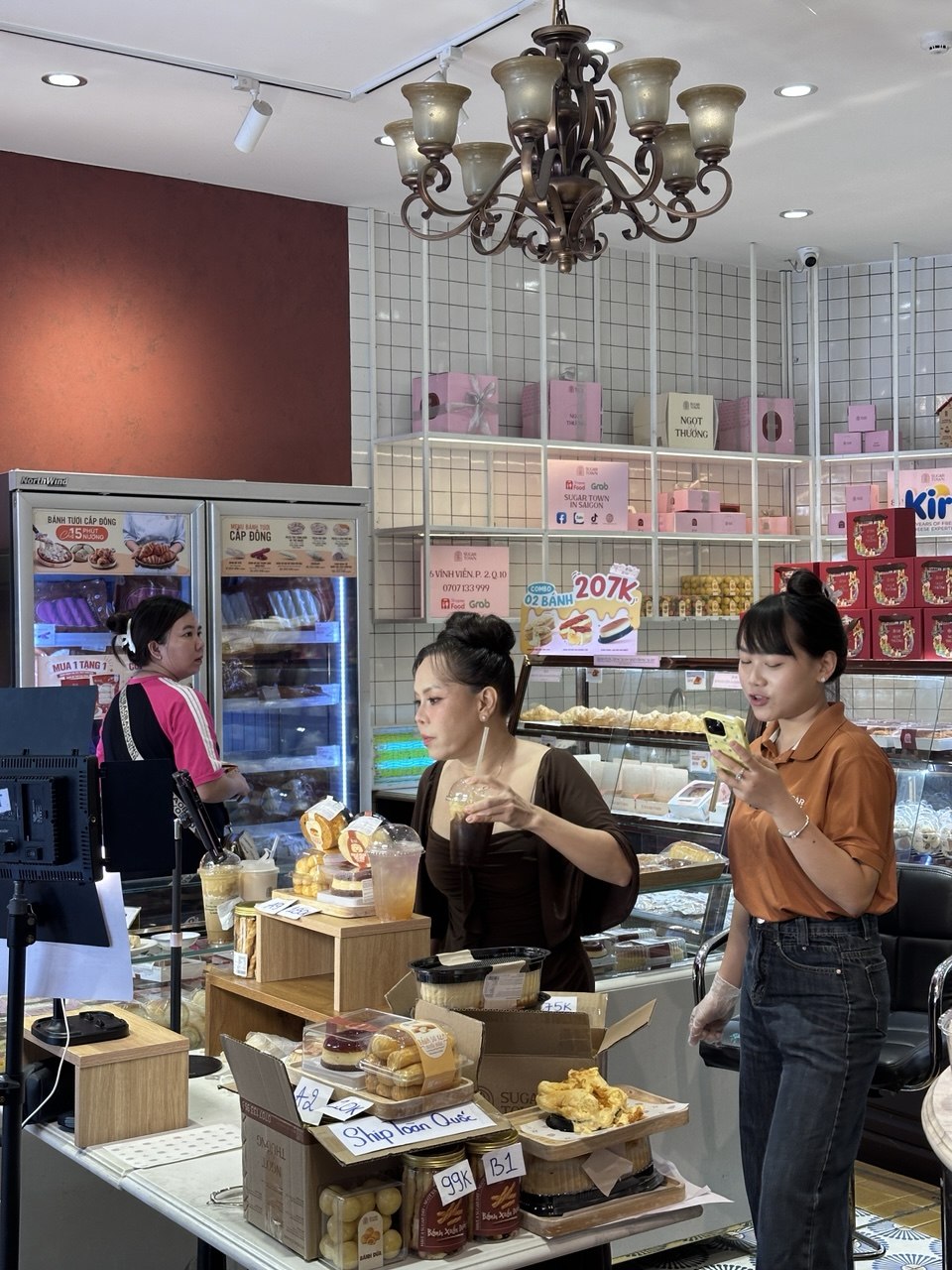 Tiệm bánh Sugar Town của nghệ sĩ Việt Hương hiện tại ra sao?- Ảnh 17.