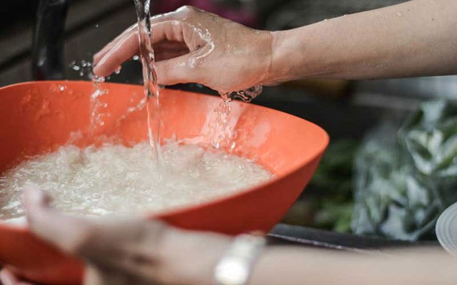 Vì sao nên cho muối vào trước khi vo gạo nấu cơm?- Ảnh 1.
