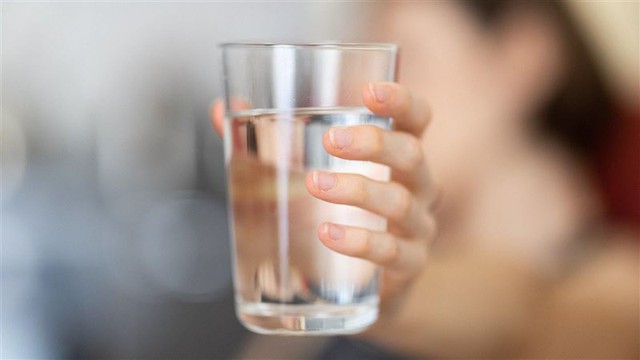 Uống nhầm cốc nước sau khi thức dậy có thể gây co thắt dạ dày, uống đúng lại giúp giảm cân: Nhiều người vẫn uống sai mà không biết- Ảnh 3.