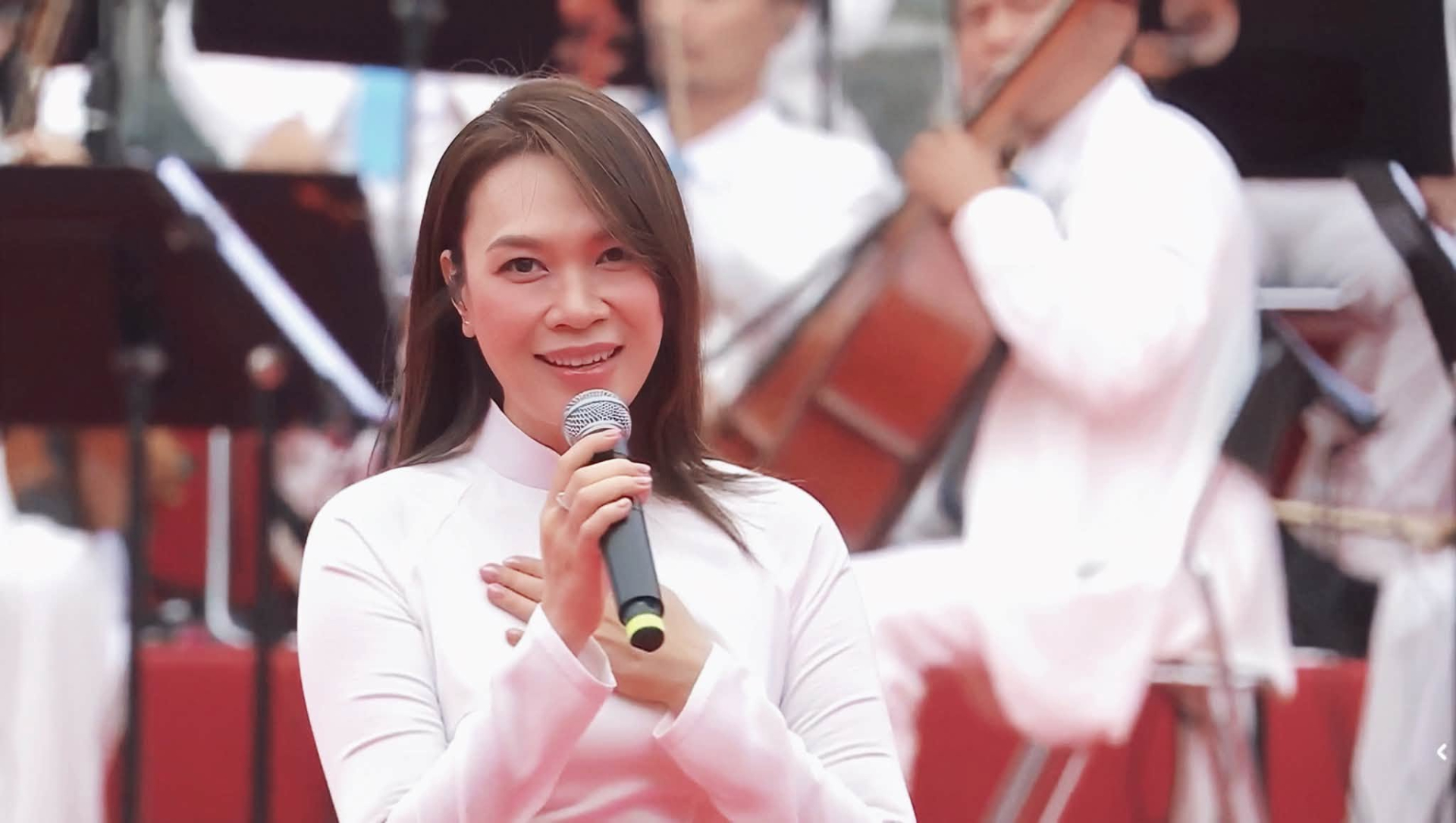 Mỹ Tâm tóc đen, áo dài trắng sáng bừng cả Dinh Độc lập, hình ảnh để đời tái hiện xuất sắc- Ảnh 1.