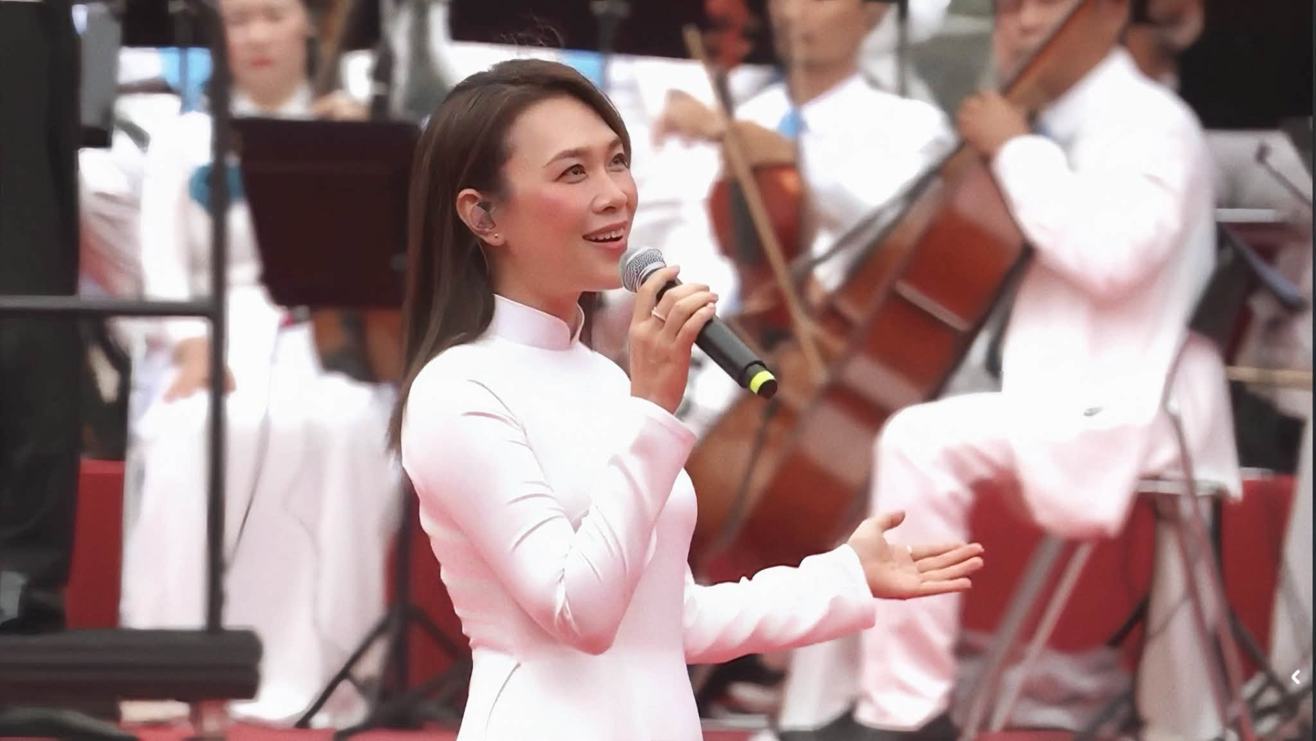 Mỹ Tâm tóc đen, áo dài trắng sáng bừng cả Dinh Độc lập, hình ảnh để đời tái hiện xuất sắc- Ảnh 4.