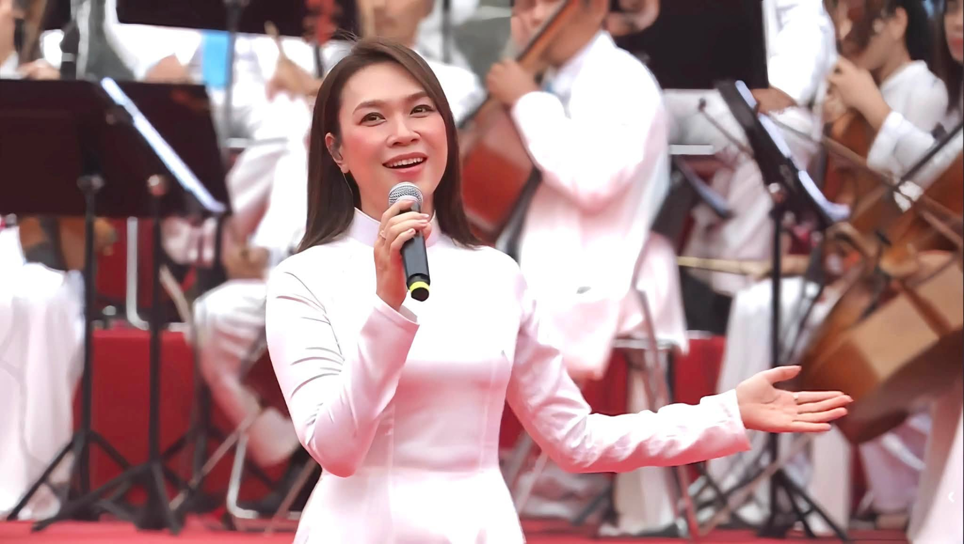 Mỹ Tâm tóc đen, áo dài trắng sáng bừng cả Dinh Độc lập, hình ảnh để đời tái hiện xuất sắc- Ảnh 2.