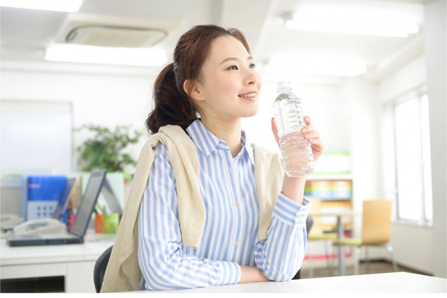 Uống nhầm cốc nước sau khi thức dậy có thể gây co thắt dạ dày, uống đúng lại giúp giảm cân: Nhiều người vẫn uống sai mà không biết- Ảnh 4.