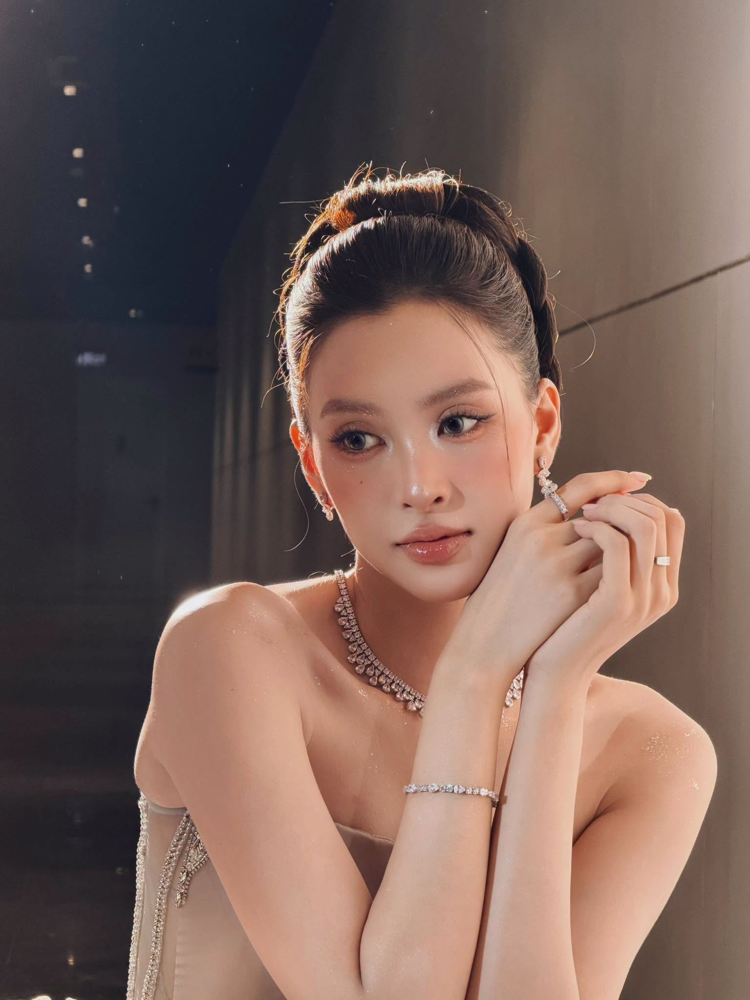 "Mỹ nhân ngàn năm" đẹp thách thức camera thường, gu mặc ngày càng cuốn dã man- Ảnh 1.