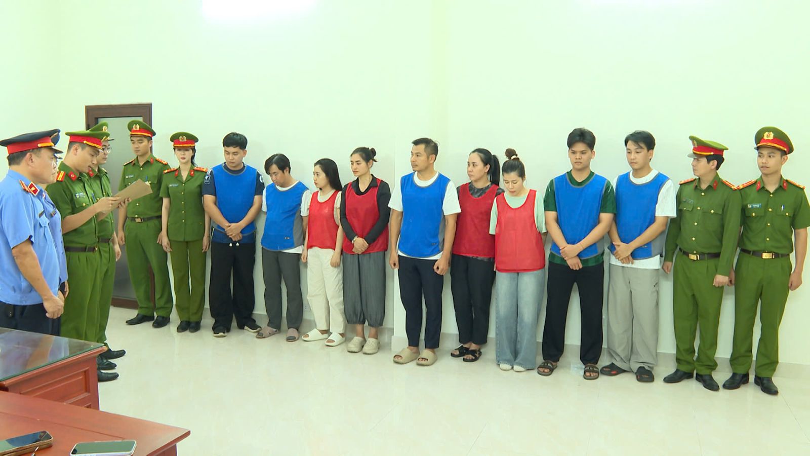 Cảnh sát khám xét 20 cơ sở kinh doanh vàng bạc, bắt giám đốc Đặng Ngọc Thảo cùng nhiều người khác - Ảnh 3.