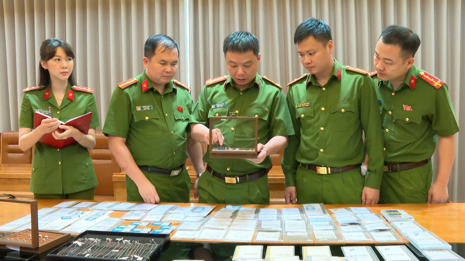 Cảnh sát khám xét 20 cơ sở kinh doanh vàng bạc, bắt giám đốc Đặng Ngọc Thảo cùng nhiều người khác - Ảnh 1.