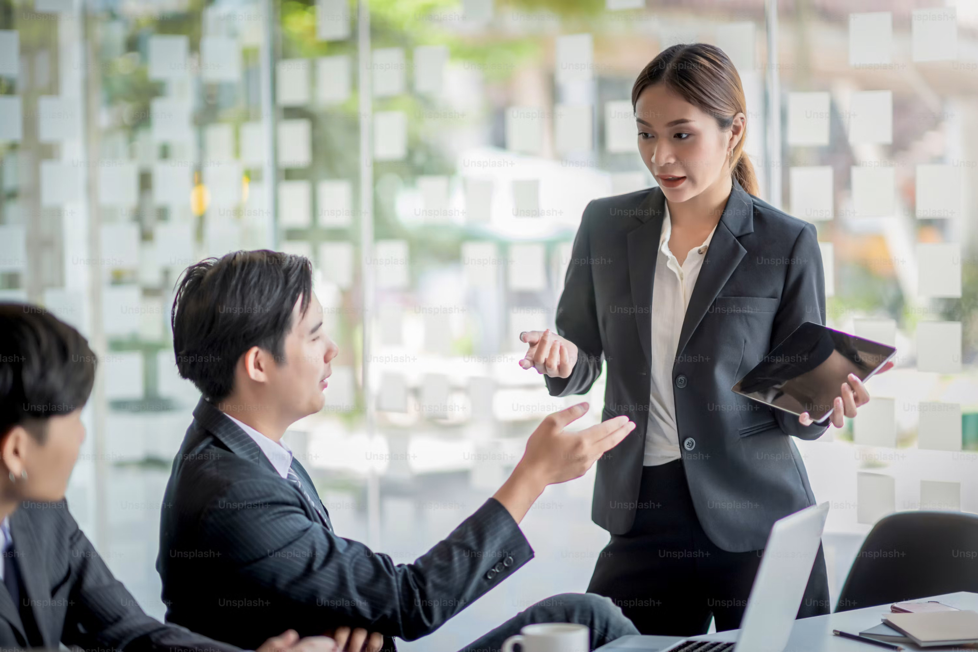 Thường xuyên làm 4 việc này là biểu hiện dễ thấy của người EQ thấp- Ảnh 1.