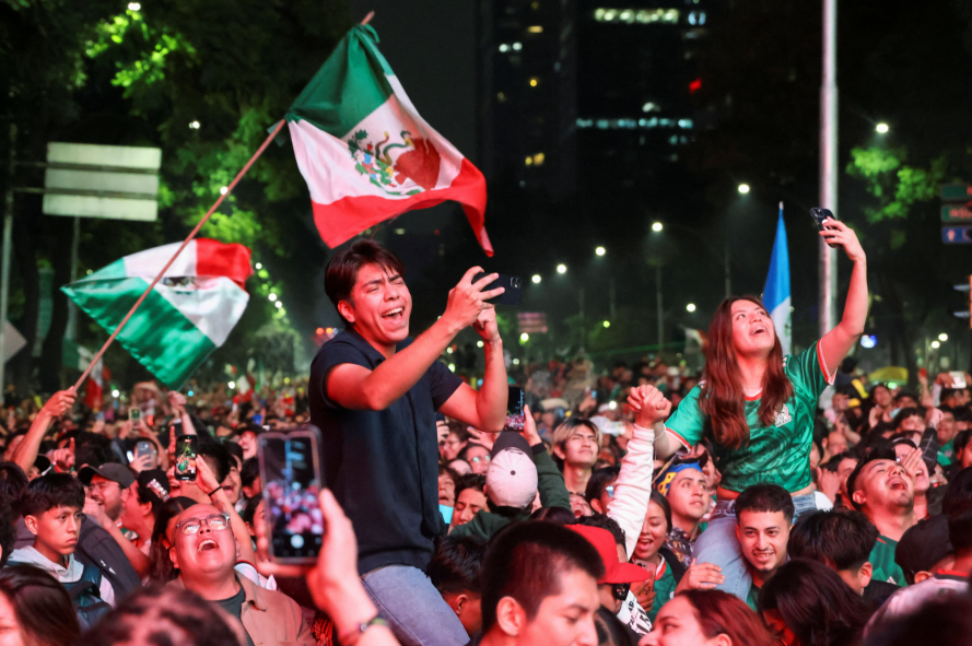 Thảm kịch World Cup: 1,4 triệu người đổ xuống đường ăn mừng Mexico tiến vào vòng 16 đội, 4 người tử vong vì giẫm đạp- Ảnh 4. Thảm kịch World Cup: 1,4 triệu người đổ xuống đường ăn mừng Mexico tiến vào vòng 16 đội, 4 người tử vong vì giẫm đạp- Ảnh 4.