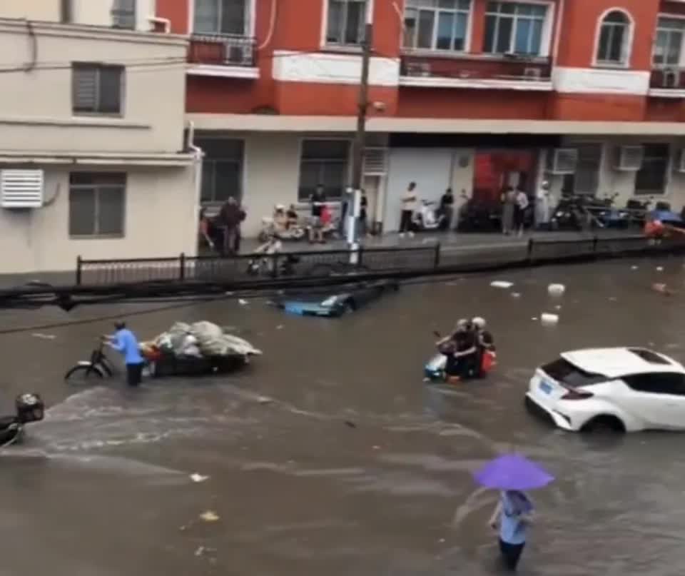 Cảnh không tưởng ở Thượng Hải lúc này: Mưa lớn gây ngập lụt diện rộng, ô tô "bơi" trên phố, hơn 70.000 nhân viên cứu hộ được điều động- Ảnh 1. Cảnh không tưởng ở Thượng Hải lúc này: Mưa lớn gây ngập lụt diện rộng, ô tô "bơi" trên phố, hơn 70.000 nhân viên cứu hộ được điều động- Ảnh 1.