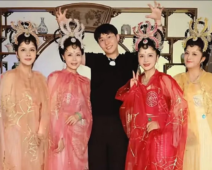 Diễn viên Tây du ký 1986 hội ngộ sau 40 năm - Ảnh 2.
