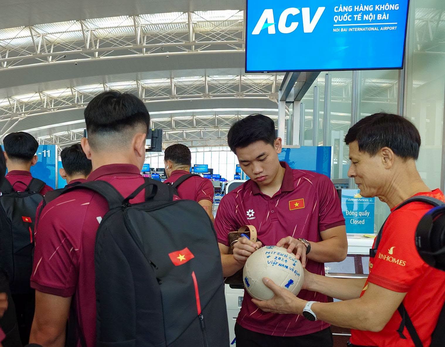 Đình Bắc được fan vây xin chữ ký, tuyển Việt Nam lên đường sang Thái Lan quyết tâm bảo vệ ngôi vương ASEAN Cup 2026 - Ảnh 1.