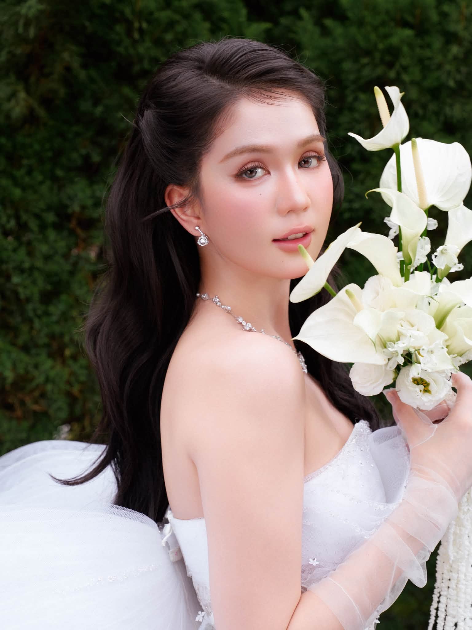 "Nữ hoàng nội y" Ngọc Trinh mặc váy cưới: "Cuối cùng mọi cố gắng rồi cũng được đền đáp" - Ảnh 5.