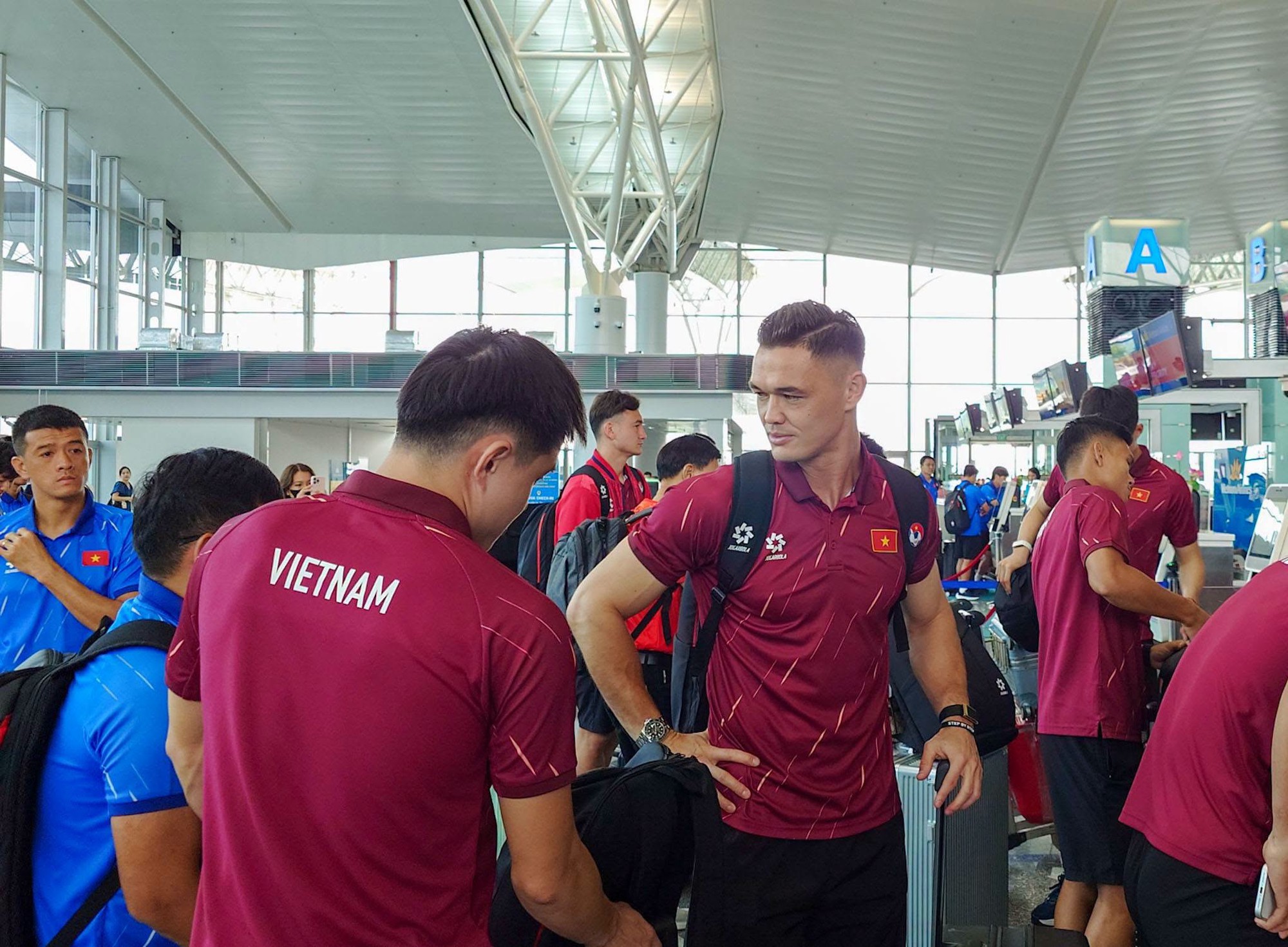 Đình Bắc được fan vây xin chữ ký, tuyển Việt Nam lên đường sang Thái Lan quyết tâm bảo vệ ngôi vương ASEAN Cup 2026 - Ảnh 2.