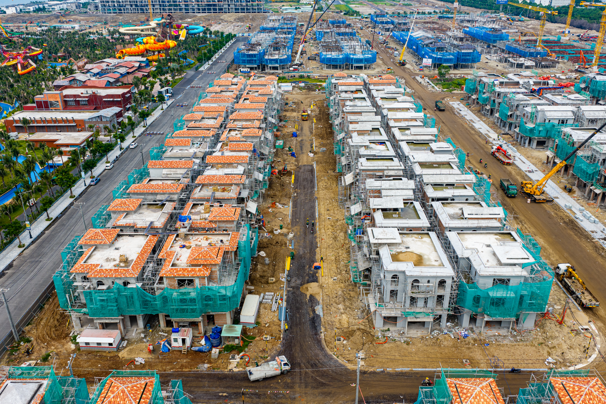 Ngắm hơn 1.000 m ống nhựa xếp liền nhau tạo nên kỷ lục thế giới trong công viên có 10.000 cây dừa ở TP.HCM - Ảnh 9.