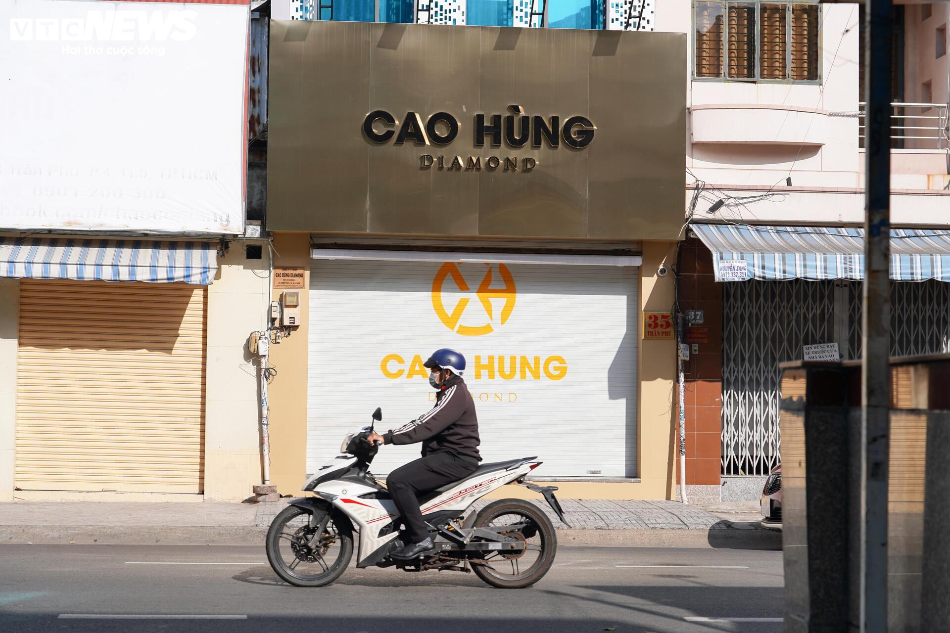 Cửa hàng lớn đua nhau dừng hoạt động, thị trường kim cương TP.HCM 'đóng băng'- Ảnh 8. Cửa hàng lớn đua nhau dừng hoạt động, thị trường kim cương TP.HCM 'đóng băng'- Ảnh 8.