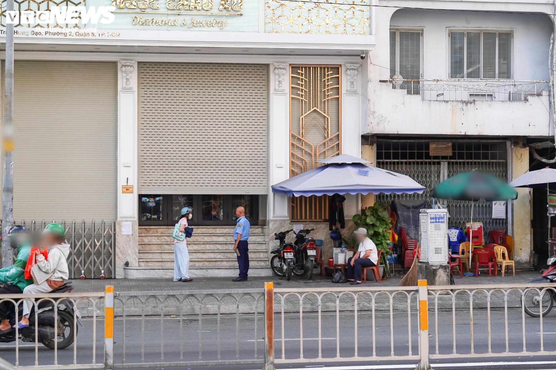 Cửa hàng lớn đua nhau dừng hoạt động, thị trường kim cương TP.HCM 'đóng băng'- Ảnh 9. Cửa hàng lớn đua nhau dừng hoạt động, thị trường kim cương TP.HCM 'đóng băng'- Ảnh 9.