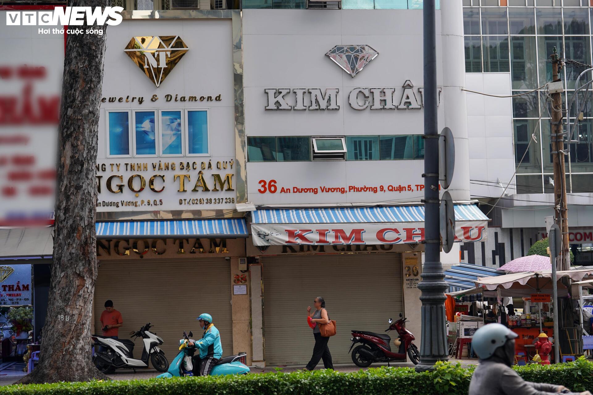 Cửa hàng lớn đua nhau dừng hoạt động, thị trường kim cương TP.HCM 'đóng băng'- Ảnh 5. Cửa hàng lớn đua nhau dừng hoạt động, thị trường kim cương TP.HCM 'đóng băng'- Ảnh 5.