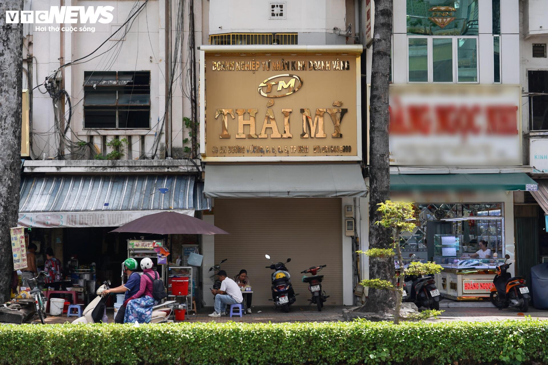 Cửa hàng lớn đua nhau dừng hoạt động, thị trường kim cương TP.HCM 'đóng băng'- Ảnh 6. Cửa hàng lớn đua nhau dừng hoạt động, thị trường kim cương TP.HCM 'đóng băng'- Ảnh 6.