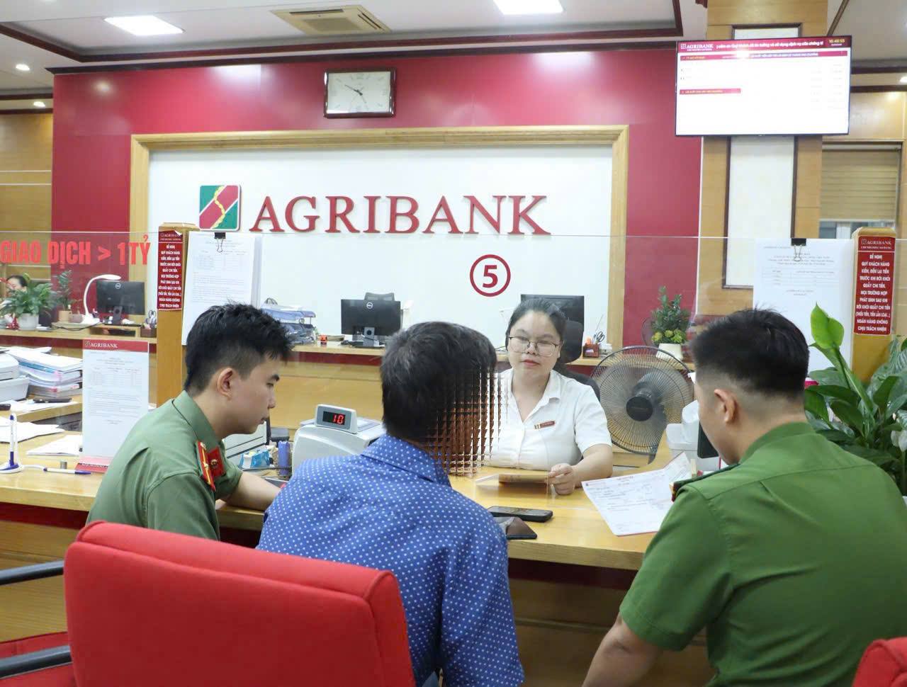 Nhận nhiều cuộc gọi từ đầu số +8477, người đàn ông SN 1985 vội đến Agribank giao dịch 120 triệu đồng: Công an lập tức có mặt tại ngân hàng- Ảnh 1. Nhận nhiều cuộc gọi từ đầu số +8477, người đàn ông SN 1985 vội đến Agribank giao dịch 120 triệu đồng: Công an lập tức có mặt tại ngân hàng- Ảnh 1.