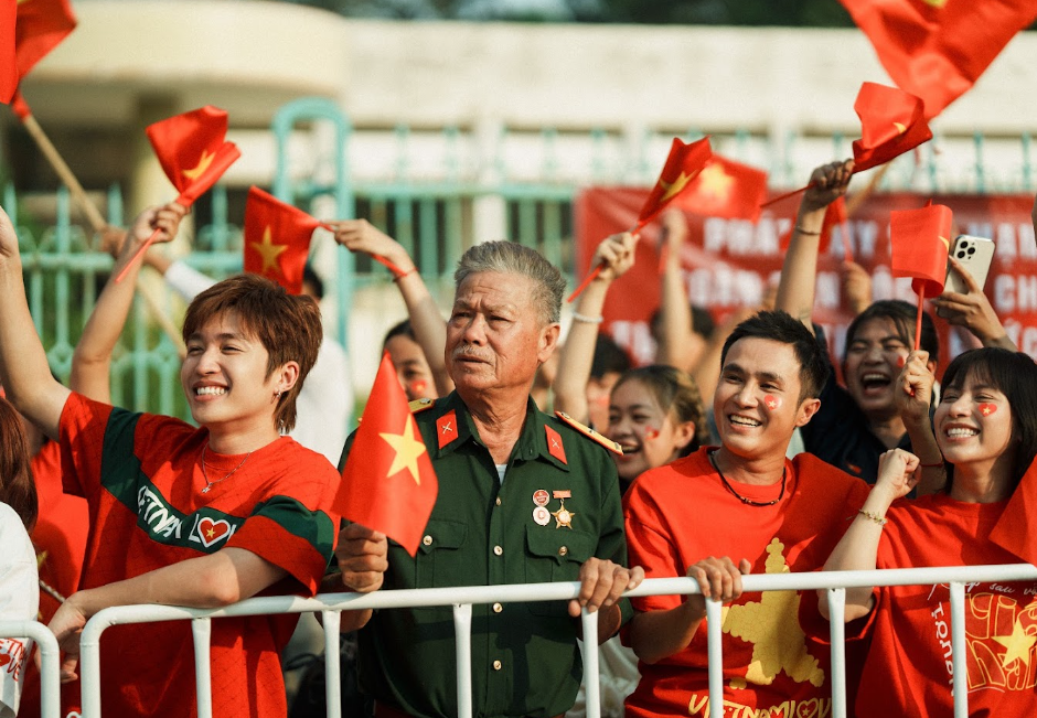 Xuất hiện phim Việt được kỳ vọng là Mưa Đỏ thứ 2: Nam chính đẹp trai lại siêu hot, miệng cười mà nước mắt vẫn rơi - Ảnh 4.