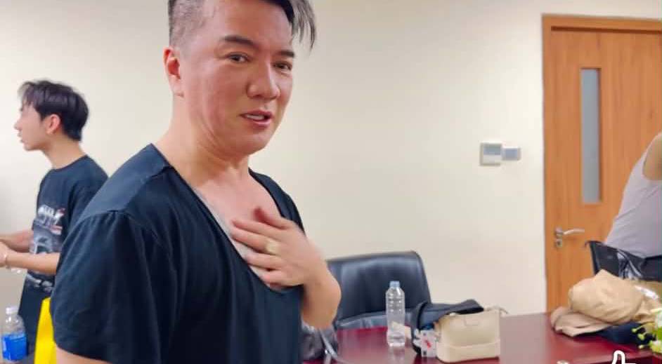 "Ông hoàng nhạc Việt" U60 đình đám một thời phải mượn áo để lên sân khấu khi đi hát ở Hà Nội - Ảnh 1.