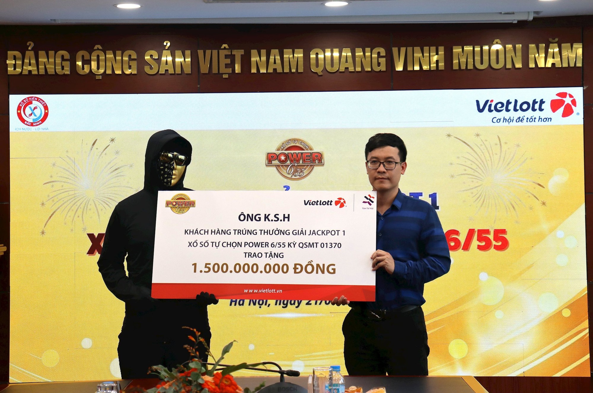Mua vé Vietlott 2 lần/tuần, mỗi lần 20-30 vé, người đàn ông Hàn quốc trúng Jackpot 100 tỷ đồng- Ảnh 1.