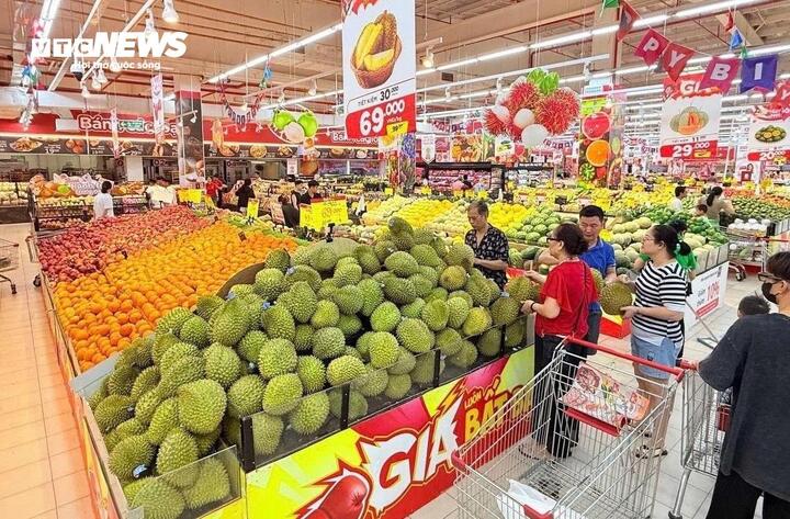 Bơ, sầu riêng rẻ chưa từng có, siêu thị hút khách mua sắm - Ảnh 3.