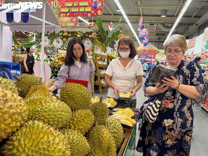 Bơ, sầu riêng rẻ chưa từng có, siêu thị hút khách mua sắm - Ảnh 7.