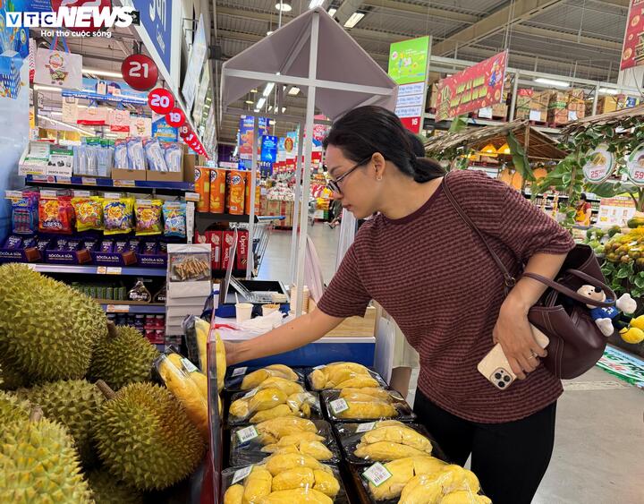 Bơ, sầu riêng rẻ chưa từng có, siêu thị hút khách mua sắm - Ảnh 1.