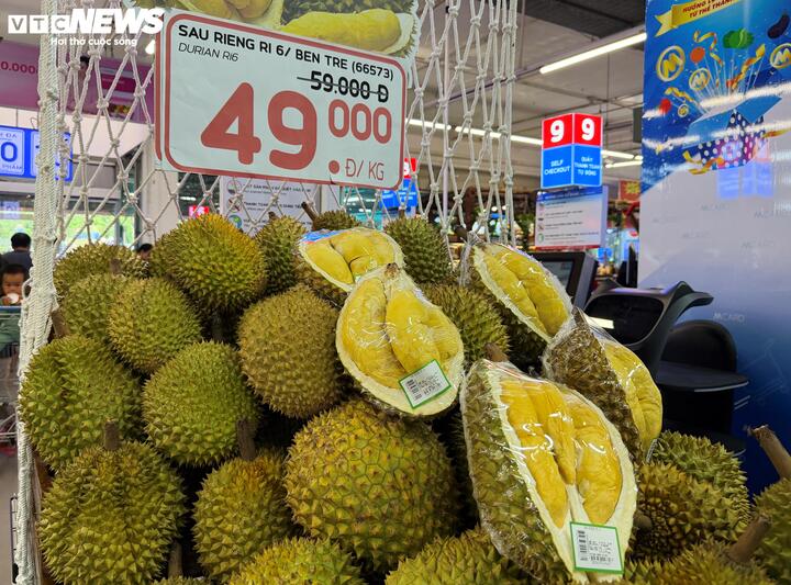Bơ, sầu riêng rẻ chưa từng có, siêu thị hút khách mua sắm - Ảnh 2.